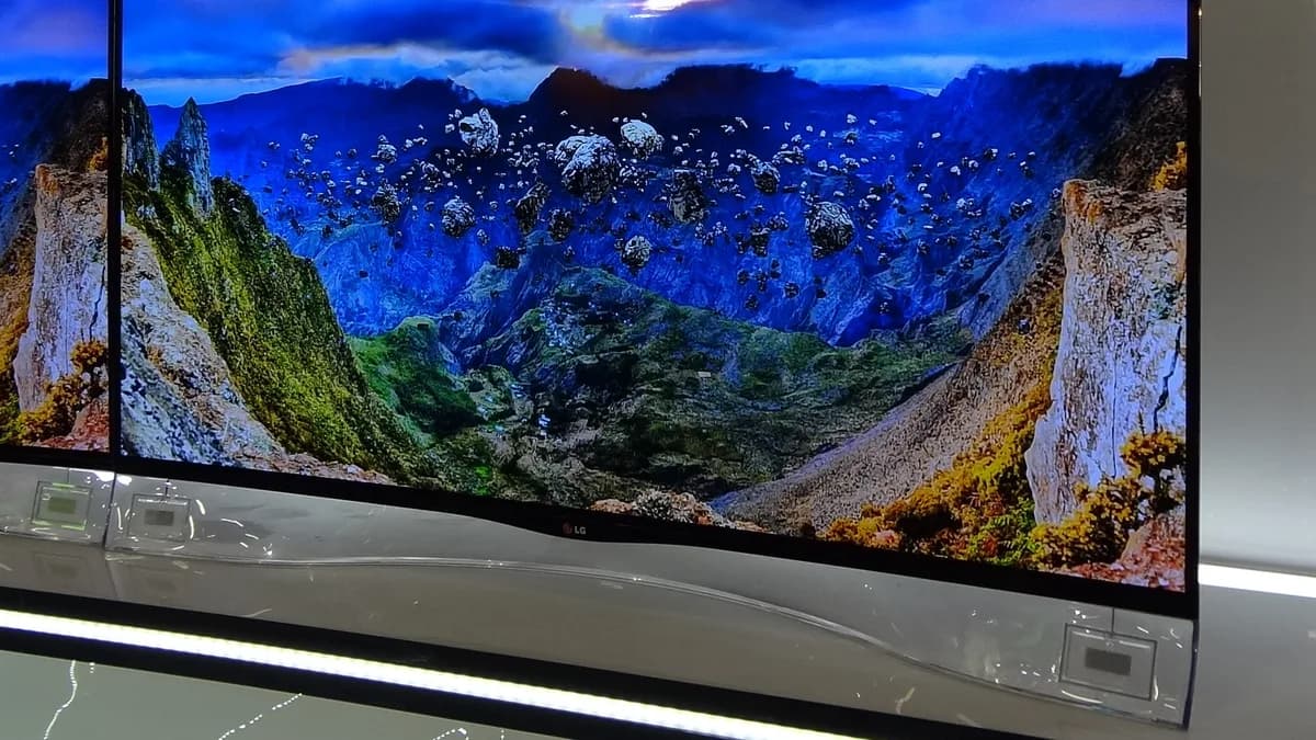 Photo by Solomon203, licensed under CC BY-SA 3.0 (Wikimedia Commons) Modern television on display showing picture quality