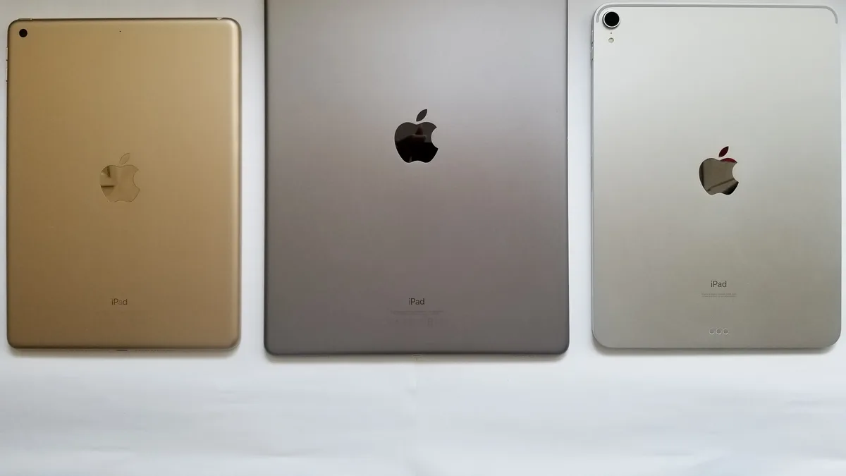 Photo by 彭家杰, licensed under CC BY-SA 4.0 (Wikimedia Commons) Multiple Apple iPad tablets shown together