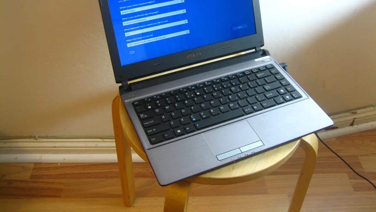 Photo by I G, licensed under CC BY 2.0 (Wikimedia Commons) Windows laptop displaying an operating system installation screen