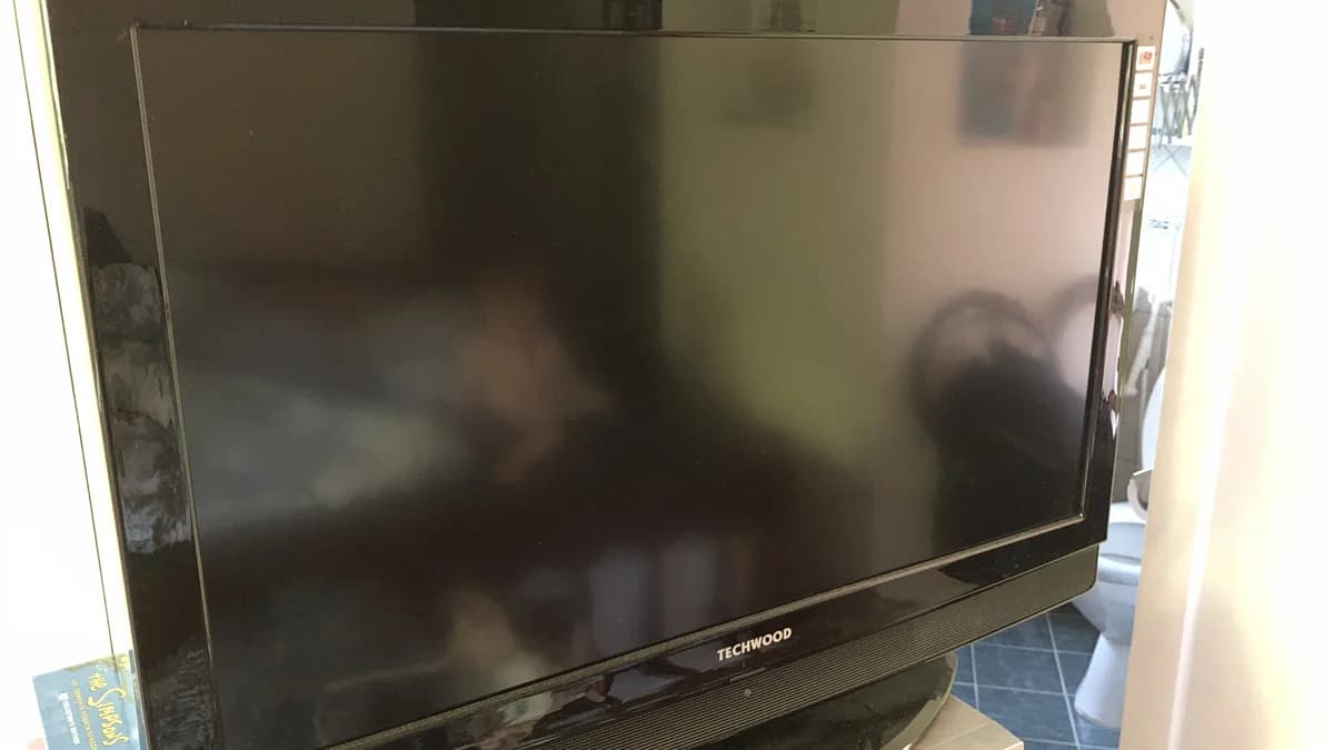 Photo by Percivalor, licensed under CC BY-SA 4.0 (Wikimedia Commons) Flat-screen television with a black, powered-off display, representing IPTV channels not loading