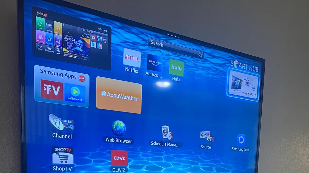 Photo by Dancingpolishcow, licensed under CC BY-SA 4.0 (Wikimedia Commons) Samsung Smart TV with built-in app interface