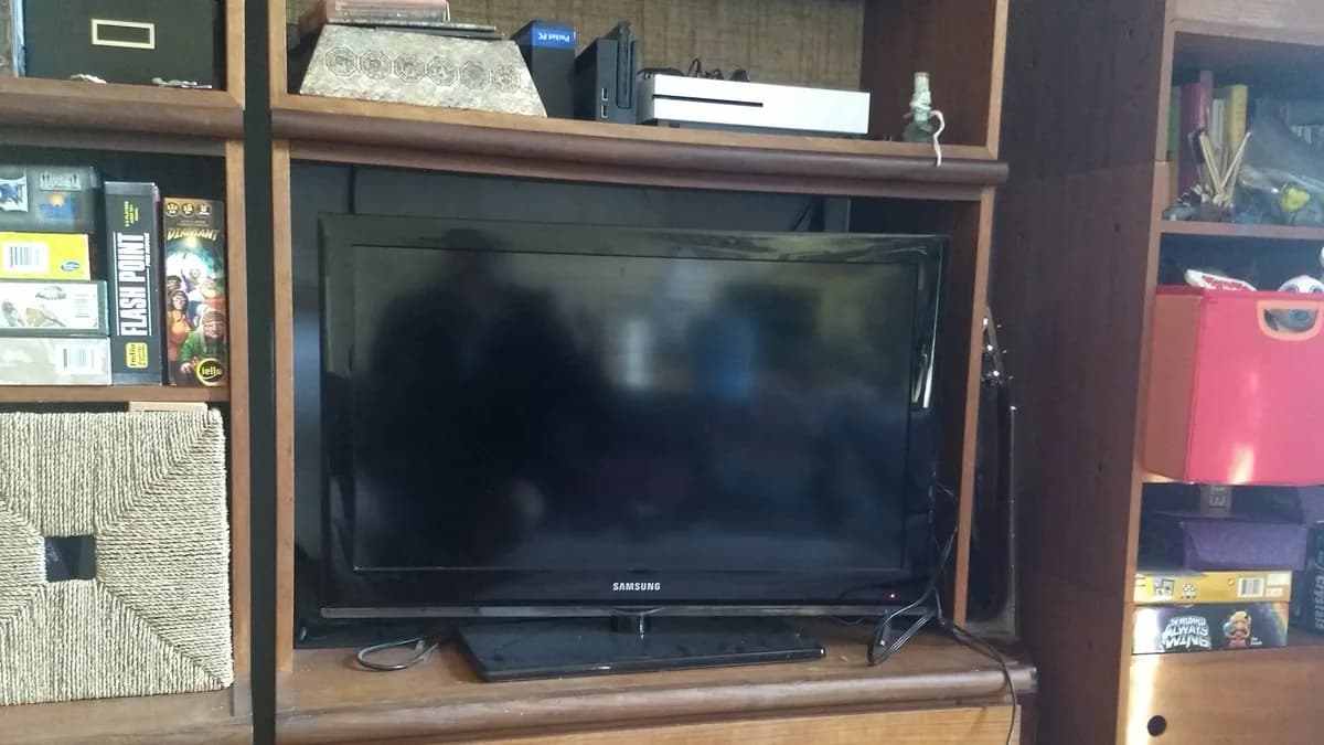 Photo by EvanProdromou, licensed under CC BY-SA 4.0 (Wikimedia Commons) Modern flat-screen television in a home setting