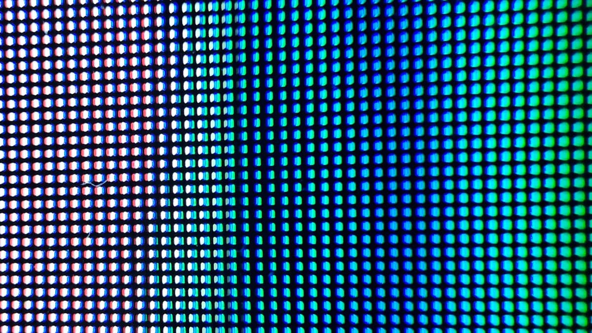 Photo by TECH EDU, licensed under CC BY-SA 4.0 (Wikimedia Commons) Close-up of a modern Smart TV panel